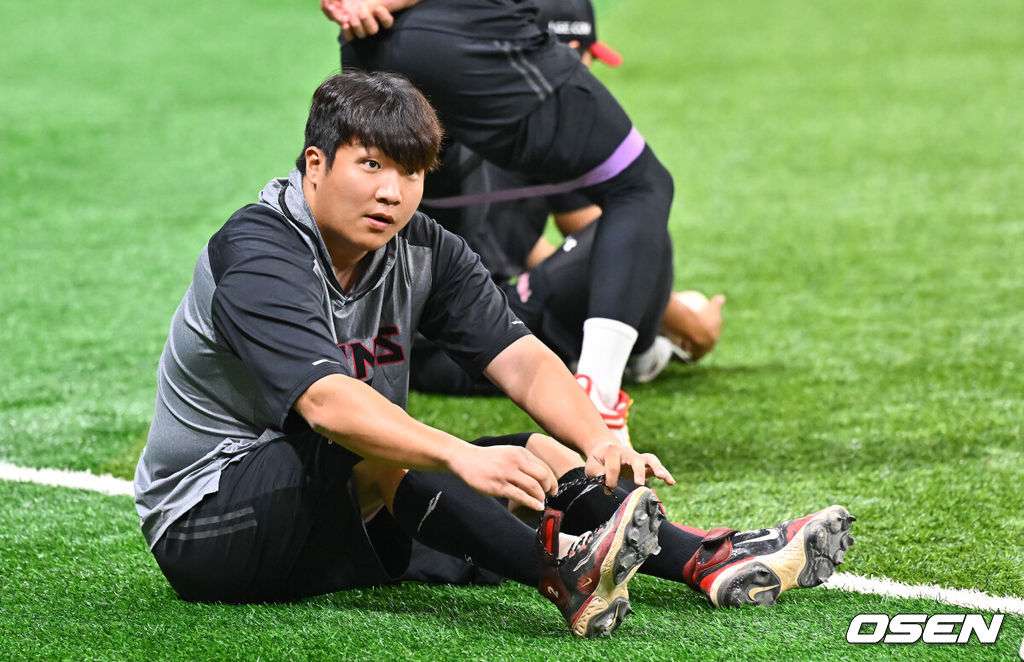 11일 오후 서울 고척스카이돔에서 2026 신한 SOL KBO리그 키움 히어로즈와 LG 트윈스의 경기가 진행됐다.이날 경기에는 키움은 안우진을, LG는 카라스코를 선발투수로 내세웠다.경기 앞서 LG 문보경이 신발끈을 묶고 있다. 2026.08.11 / soul1014@osen.co.kr