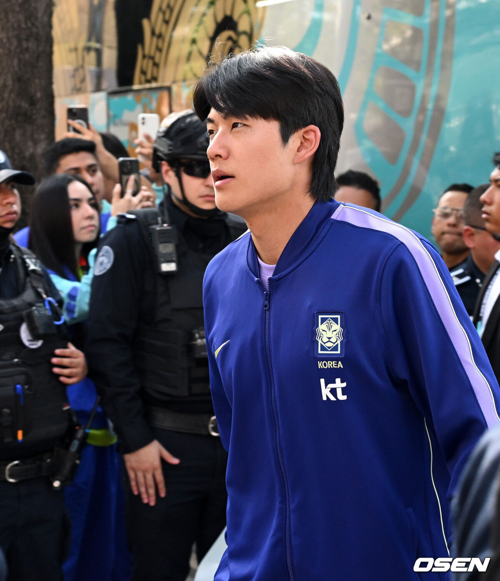 홍명보 감독이 이끄는 대한민국 축구대표팀이 22일(한국시간) 멕시코 몬테레이에 입성했다.대한민국 축구대표팀은 오는 25일 오전 10시 멕시코 몬테레이 스타디움에서 남아프리카공화국을 상대로 2026 국제축구연맹(FIFA) 북중미 월드컵 조별리그 A조 최종 3차전을 치른다. 대한민국 설영우가 대표팀 숙소로 향하고 있다. 20206.06.22 /sunday@osen.co.kr