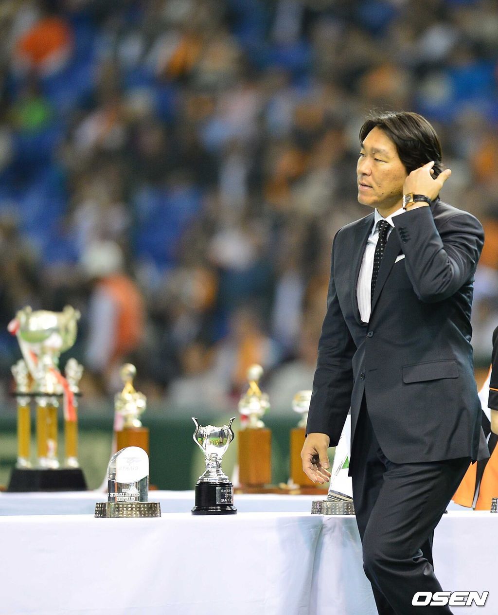 28일 오후 일본 도쿄돔에서 '2014 일본프로야구' 개막전 요미우리 자이언츠 대 한신 타이거스의 경기가 열렸다.창단 80주년을 맞이한 요미우리 자이언츠의 성대한 개막식 행사에서 마쓰이 히데키가 우승 트로피를 들고 그라운드로 들어서고 있다.한신 소방수 오승환(32)이 도쿄돔에서 요미우리와 개막전을 벌인다. 요미우리와 한신은 일본 프로야구의 흥행을 이끄는 축이자 영원한 숙적. 올해 요미우리는 창립 80주년을 맞아 우승에 도전하고 있고 한신 역시 우승을 목표로 삼고 있다.두 라이벌의 개막 격돌에 일본 야구계의 관심이 집중되어 있다. 새로운 소방수로 나서는 오승환은 뒷문에서 대기한다. 이기는 경기면 곧바로 출격한다. 정규리그 첫 경기라는 점에서 거인사냥에 나서는 새로운 소방수에 대한 관심도 지대하다. 오승환에게 도쿄돔은 생소한 곳은 아니다. 이미 두 차례의 WBC 대회를 통해 도쿄돔 마운드에 오른 바 있다. /dreamer@osen.co.kr