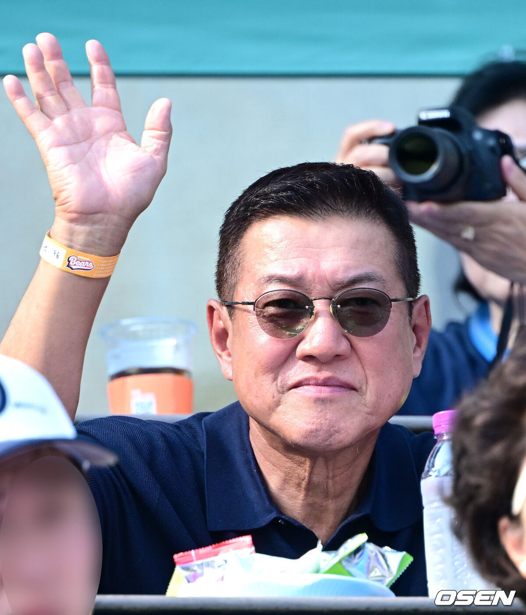 28일 서울 잠실야구장에서 ‘2026 신한 SOL Bank KBO리그’ 두산 베어스와 KIA 타이거즈의 경기가 열렸다.홈팀 두산은 최승용, 방문팀 KIA는 김태형을 선발로 내세웠다.잠실을 찾은 하라 다쓰노리 요미우리 특별고문이 경기를 주시하고 있다. 2026.06.28 / dreamer@osen.co.kr