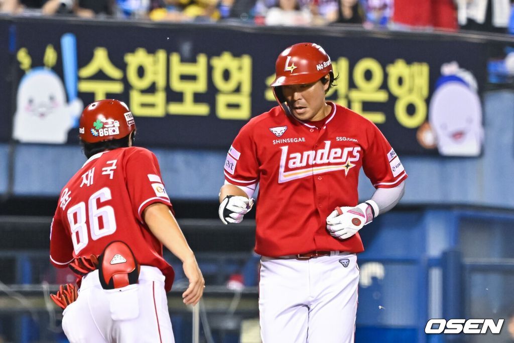 16일 서울 잠실야구장에서 2026 신한 SOL KBO리그 LG 트윈스와 SSG 랜더스의 경기가 열렸다. 6회초 1사 SSG 한유섬이 솔로 홈런을 날리고 홈을 밟고 있다.    2026.08.16 / soul1014@osen.co.kr