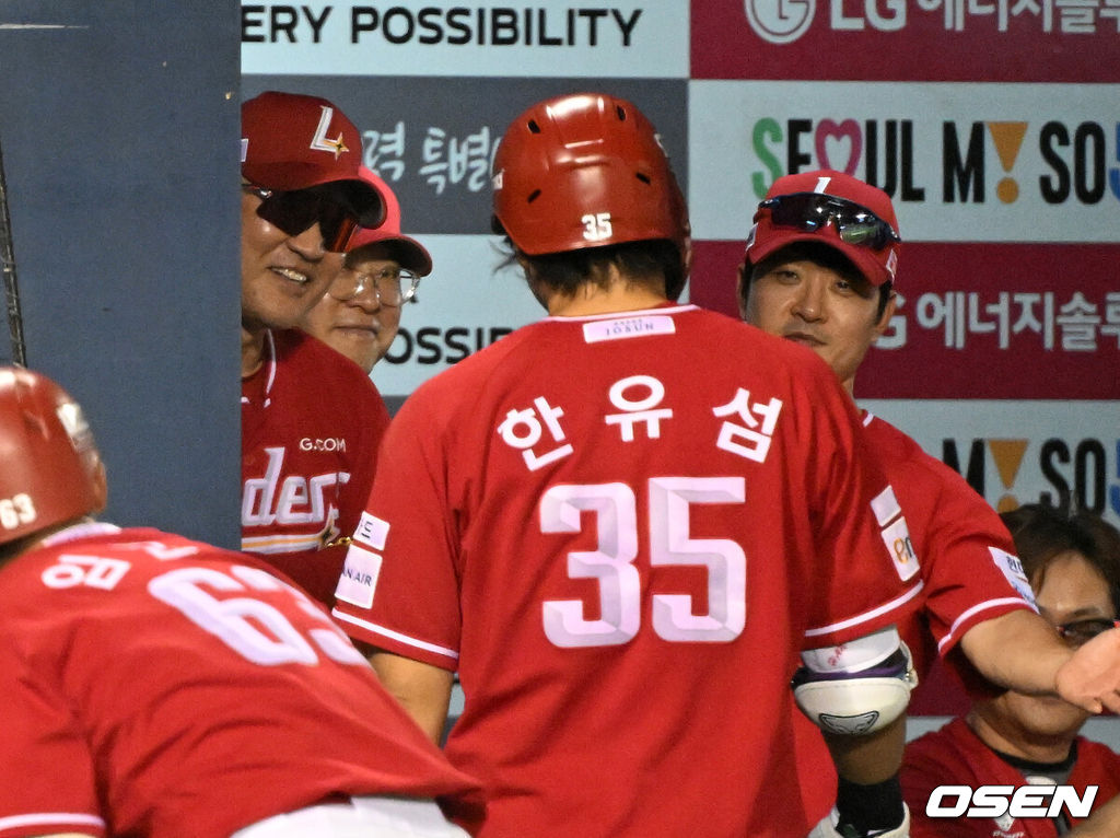 15일 서울 잠실야구장에서 2026 신한 SOL KBO리그 LG 트윈스와 SSG 랜더스의 경기가 열렸다.이날 LG는 박시원, SSG 김건우를 선발로 내세웠다.5회초 무사에서 SSG 한유섬이 우중월 솔로 홈런을 치고 더그아웃에서 이숭용 감독의 축하를 받고 있다. 2026.08.15 /sunday@osen.co.kr