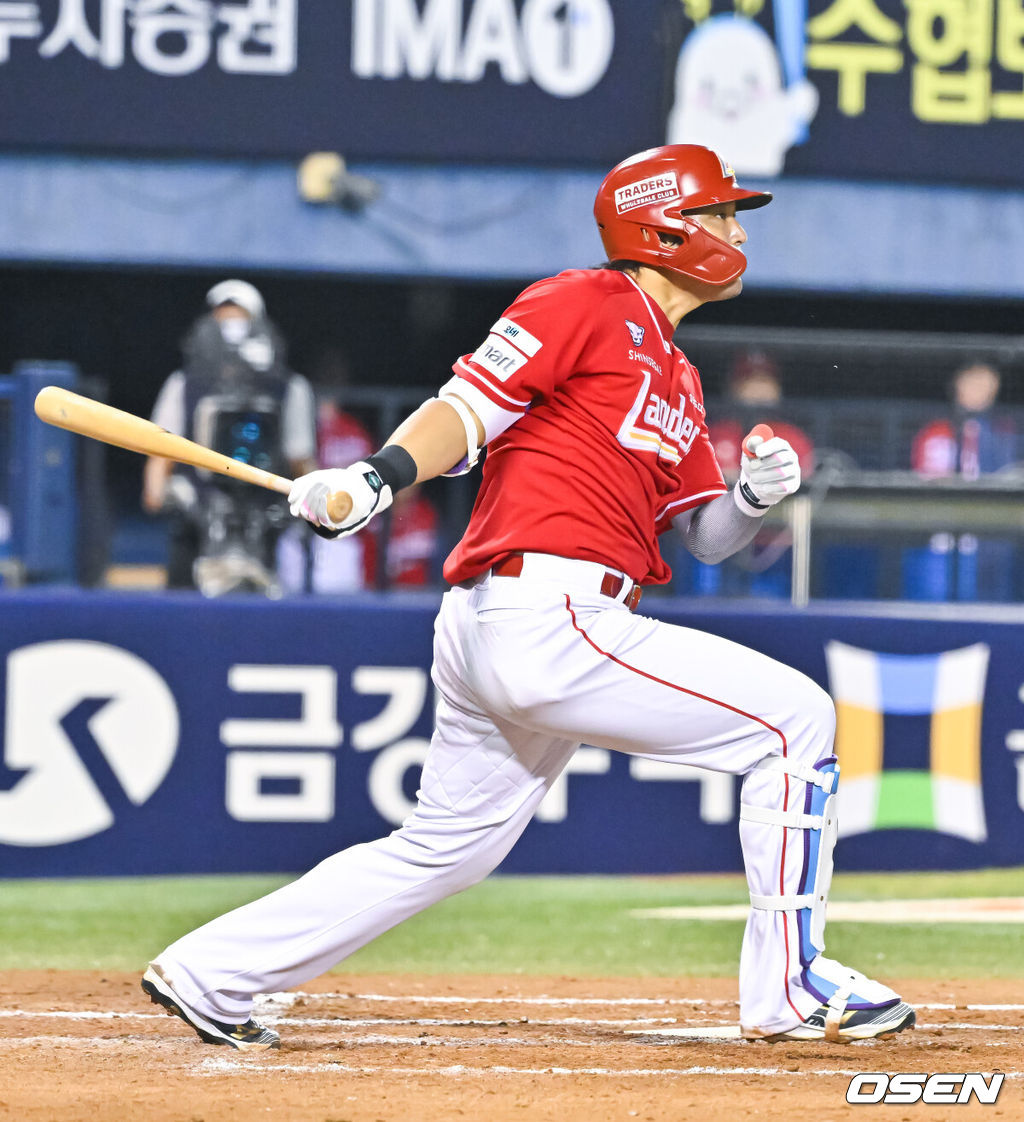 16일 서울 잠실야구장에서 2026 신한 SOL KBO리그 LG 트윈스와 SSG 랜더스의 경기가 열렸다.이날 LG는 카라스코를, SSG는 아빌라를 선발로 내세웠다.7회초 1사 만루 SSG 한유섬이 1타점 적시타를 날리고 있다.   2026.08.16 / soul1014@osen.co.kr