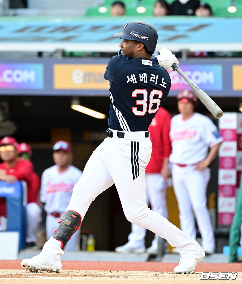 29일 인천SSG랜더스필드에서 2026 신한 SOL KBO리그 SSG 랜더스와 두산 베어스의 경기가 열렸다.SSG은 김민준, 두산은 최승용을 선발로 내세웠다.1회초 무사 1루에서 두산 세베리노가 우전 안타를 날리고 있다. 2026.07.29 / jpnews@osen.co.kr