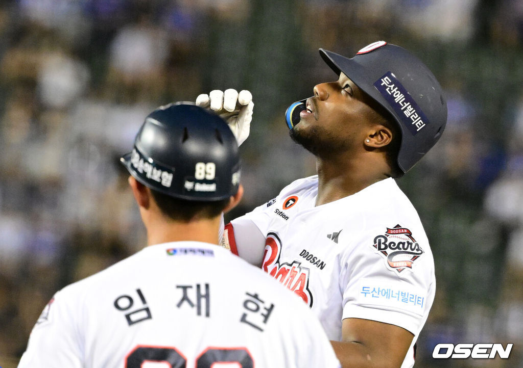 프로야구 삼성 라이온즈가 잠실 원정 첫날 완승을 거뒀다.삼성은 24일 실야구장에서 열린 2026 신한 SOL KBO리그 두산 베어스와 원정 경기에서 15-4 완승을 거뒀다. 새 외국인 투수 크리스 페덱이 호투를 펼쳤고, 타자들은 두산 선발 최민석을 완전히 무너뜨렸다. 8회말 2사 2루에서 두산 세베리노가 우전 안타를 날리며 기뻐하고 있다. 2026.07.24 / jpnews@osen.co.kr