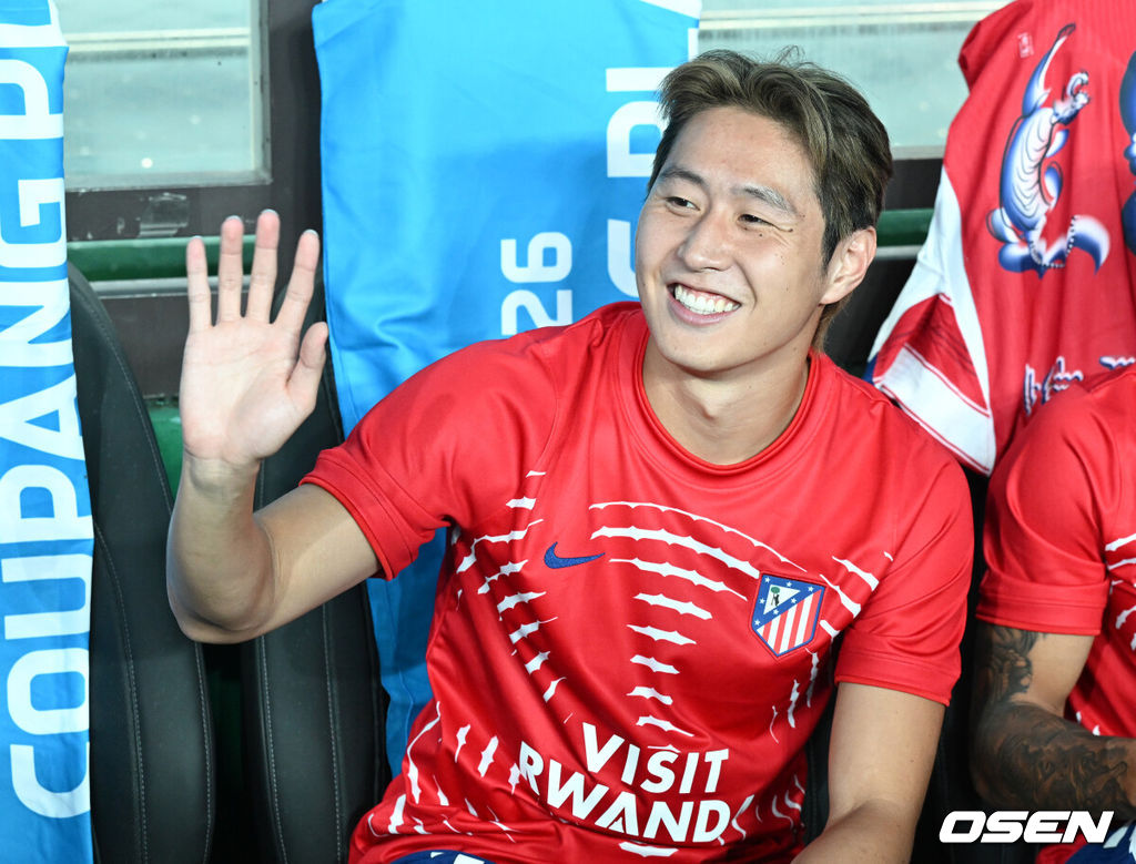이강인(25, ATM)이 아틀레티코 마드리드에서 화려한 데뷔전을 펼쳤다. 아틀레티코 마드리드는 9일 오후 8시 서울월드컵경기장에서 개최된 ‘2026 쿠팡플레이 시리즈’ 친선전에서 맨체스터 시티(이하 맨시티)를 상대로 1-3으로 역전패했다. 맨시티 공격수 오마르 마르무시가 두 골을 몰아쳐 승리의 주역이 됐다.경기에 앞서 아틀레티코 마드리드 이강인이 취재진을 향해 인사를 하고 있다. 2026.08.09 /sunday@osen.co.kr
