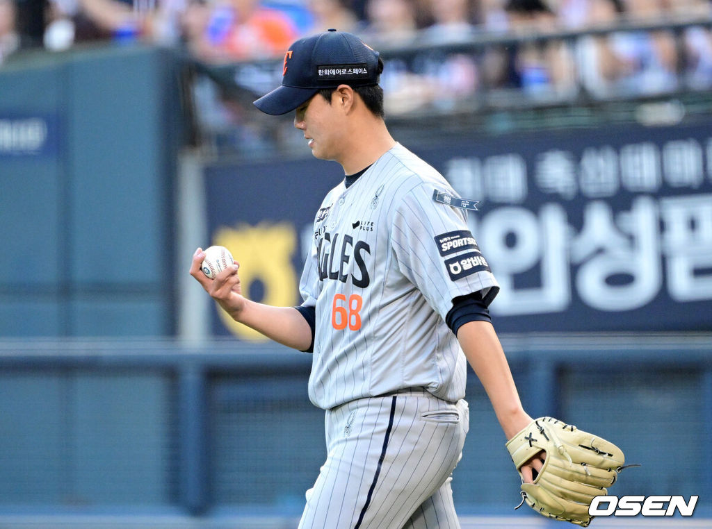 2일 서울 잠실야구장에서 ‘2026 신한 SOL Bank KBO리그’ 두산 베어스와 한화 이글스의 경기가 열렸다.홈팀 두산은 웨스 벤자민, 방문팀 한화는 박준영을 선발로 내세웠다.3회말 2사 1, 2루 상황 두산 카메론에게 1타점 적시타를 내준 한화 선발 박준영이 아쉬워하고 있다. 2026.06.02 / dreamer@osen.co.kr