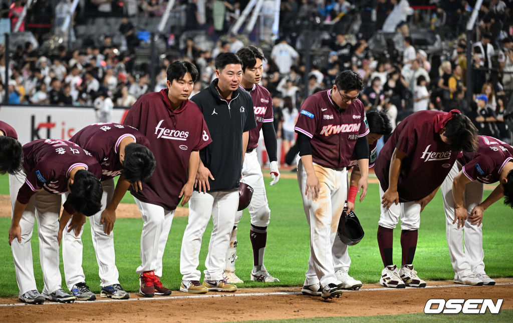 16일 수원 KT위즈파크에서 ‘2026 신한 SOL Bank KBO리그’ KT 위즈와 키움 히어로즈의 경기가 열렸다.KT는 키움에 6-2로 승리했다.경기 종료 후 키움 선수들이 관중석을 향해 인사를 하고 있다. 2026.08.16 /sunday@osen.co.kr