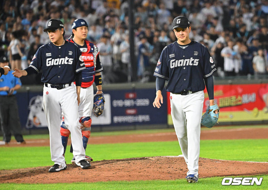 14일 부산 사직야구장에서 2026 신한 SOL KBO 리그 롯데 자이언츠와 NC 다이노스의 경기가 열렸다. 홈팀 롯데는 김진욱이, 방문팀 NC는 토다가 선발 출전했다.롯데 자이언츠 김원중이 9회초 역전을 허용하고 교체되고 있다. 2026.08.14 / foto0307@osen.co.kr