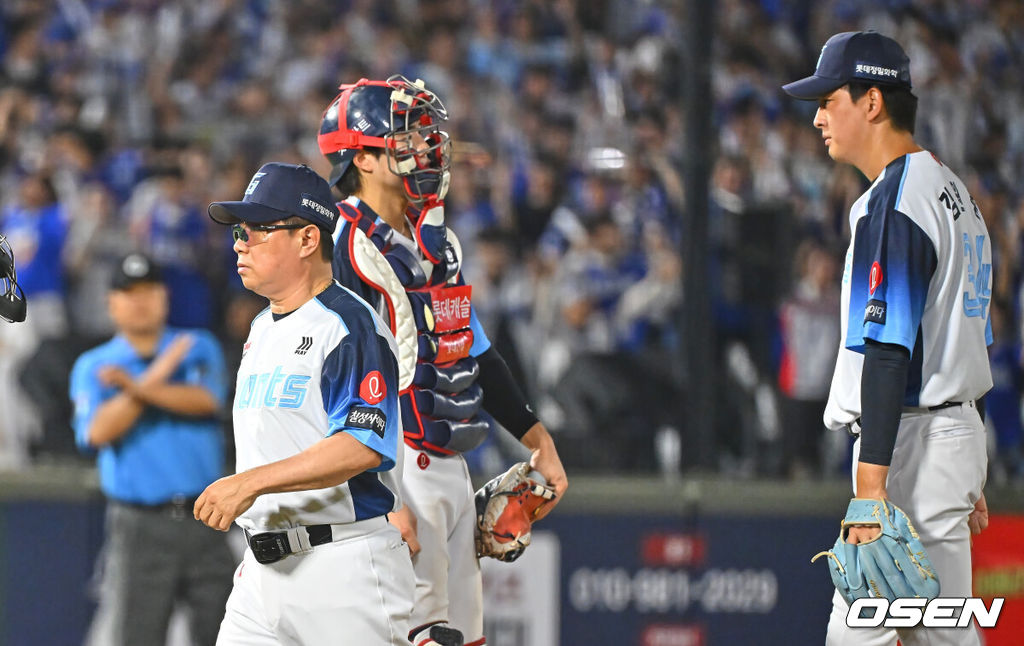 2일 부산 사직야구장에서 2026 신한 SOL KBO 리그 롯데 자이언츠와 삼성 라이온즈의 경기가 열렸다. 홈팀 롯데는 비슬리가, 방문팀 삼성은 보스가 선발 출전했다.롯데 자이언츠 김태형 감독이 9회 마운드에 올라 김원중과 얘기하고 더그아웃으로 돌아가고 있다. 2026.08.02 / foto0307@osen.co.kr