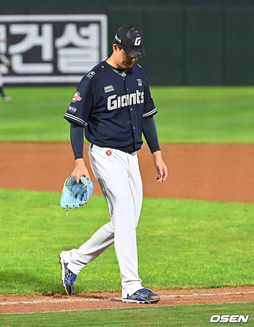 15일 부산 사직야구장에서 2026 신한 SOL KBO 리그 롯데 자이언츠와 NC 다이노스의 경기가 열렸다. 홈팀 롯데는 박세웅이, 방문팀 NC는 원종해가 선발 출전했다.롯데 자이언츠 김원중이 9회초 NC 다이노스 안중열에게 안타를 맞고 교체되고 있다. 2026.08.15 / foto0307@osen.co.kr