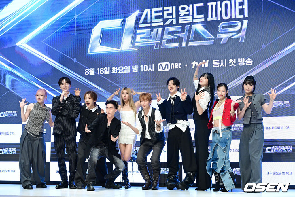 18일 오전 서울 논현동 엘리에나 호텔에서  Mnet ‘스트릿 월드 파이터 : 디렉터스 워’(이하 ‘스디파’) 제작발표회가 열렸다.‘스디파’는 최고 퍼포먼스 디렉터 10인이 오롯이 자신의 이름을 '디렉터 크레딧'에 올리기 위해 펼치는 치열한 작품 전쟁이다. 스트릿 시리즈 최초의 개인전이자 혼성(All-Gender) 대결로 일찍이 기대를 모았다.안무가 나인, 레난, 바다, 백구영, 베이비주, 시미즈, 인규, 정민준, 캐스퍼, 해쉬가 포토타임을 하고 있다. 2026.08.18 / dreamer@osen.co.kr