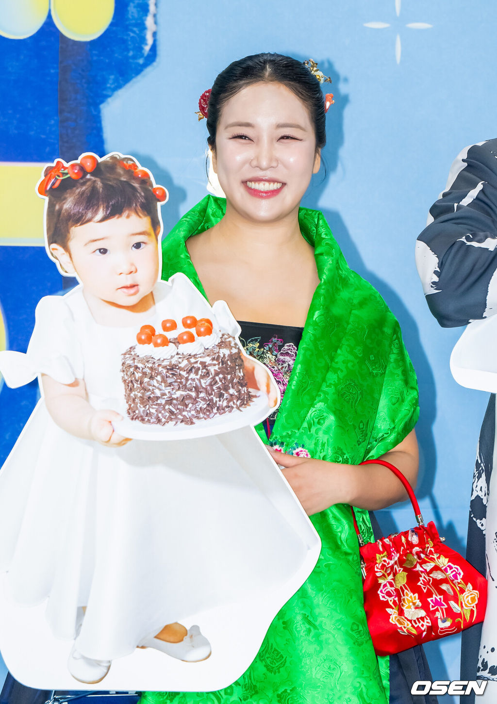  2025 KBS 연예대상이 20일 오후 서울 여의도 KBS 신관 공개홀에서 진행됐다.이날 가수 이찬원, 배우 이민정, 코미디언 문세윤이 MC를 맡았다. 시청자들의 사전 선호도 조사와 생방송 문자 투표로 결정되는 ‘최고의 프로그램상’은 ‘2025 KBS 연예대상’의 하이라이트로 손꼽힌다. 올해는 ‘개그콘서트’, ‘1박 2일’, ‘불후의 명곡’, ‘슈퍼맨이 돌아왔다’, ‘살림하는 남자들’, ‘사장님 귀는 당나귀 귀’, ‘신상출시 편스토랑’, ‘더 시즌즈’까지 총 8팀이 후보에 올랐다. 랄랄이 포즈를 취하고 있다.    2025.12.20 / soul1014@osen.co.kr