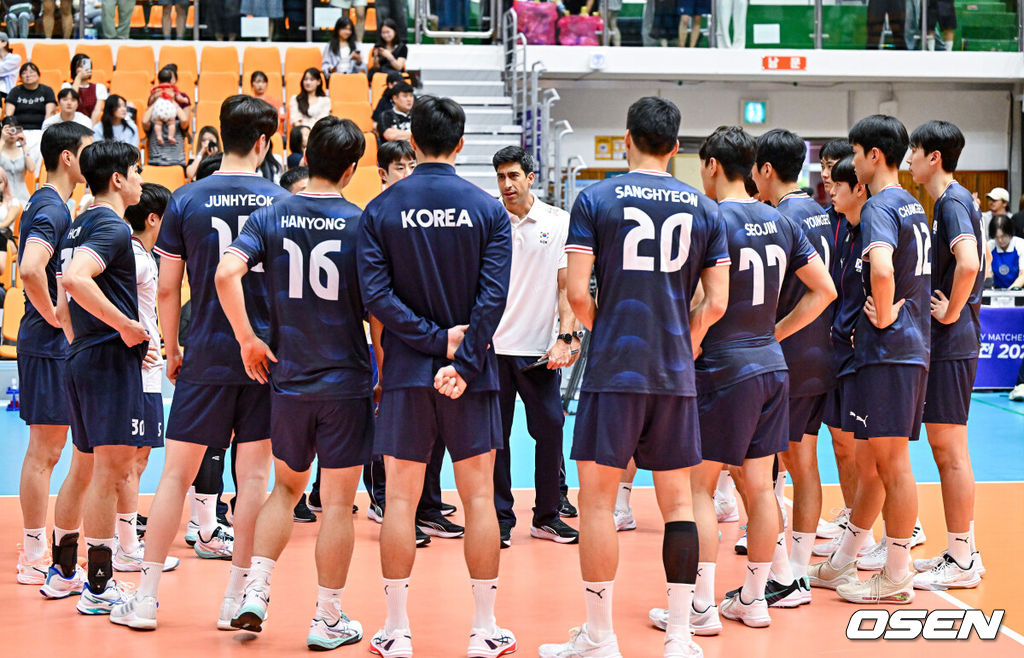 25일 충북 제천실내체육관에서 ‘대한민국 배구국가대표팀 평가전 2026 제천’ 한국과 브라질의 2차전 경기가 진행됐다.이사나예 라미레스 감독이 이끄는 남자대표팀은 지난 22일 브라질과 1차 평가전에서 세트 점수 3-1(22-25 25-21 25-23 25-20)로 이겼다.경기종료 후 남자배구대표팀이 미팅을 갖고 있다. 2026.07.25 / soul1014@osen.co.kr