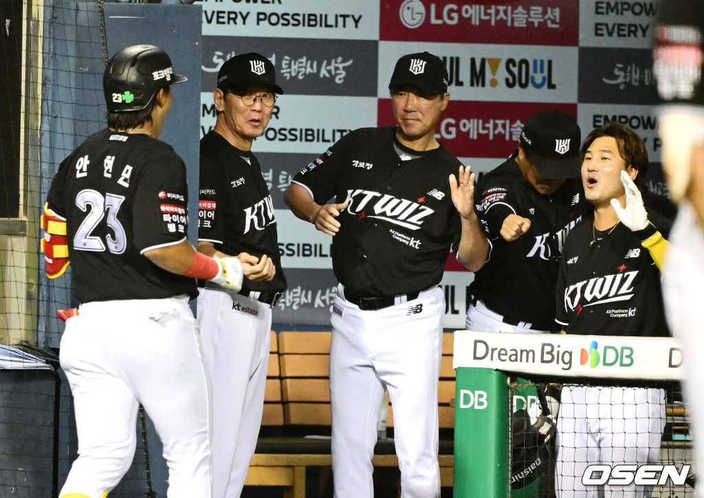 18일 서울 잠실야구장에서 2026 신한 SOL KBO리그 LG 트윈스와 KT 위즈의 경기가 열렸다.LG는 임찬규, KT는 소형준을 선발로 내세웠다.4회초 무사에서 KT 안현민이 좌중월 솔로포를 날리고 이강철 감독과 기뻐하고 있다. 2026.08.18 / jpnews@osen.co.kr