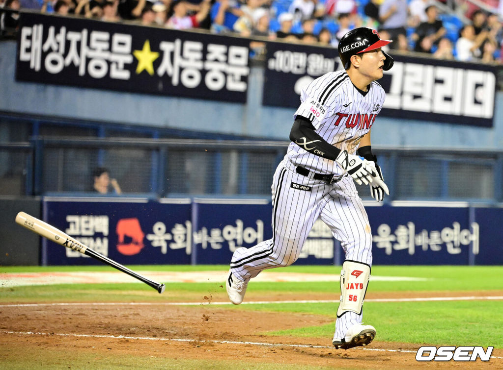 18일 서울 잠실야구장에서 2026 신한 SOL KBO리그 LG 트윈스와 KT 위즈의 경기가 열렸다.LG는 임찬규, KT는 소형준을 선발로 내세웠다.5회말 1사 만루에서 LG 문정빈이 만루 홈런을 날리고 있다. 2026.08.18 / jpnews@osen.co.kr