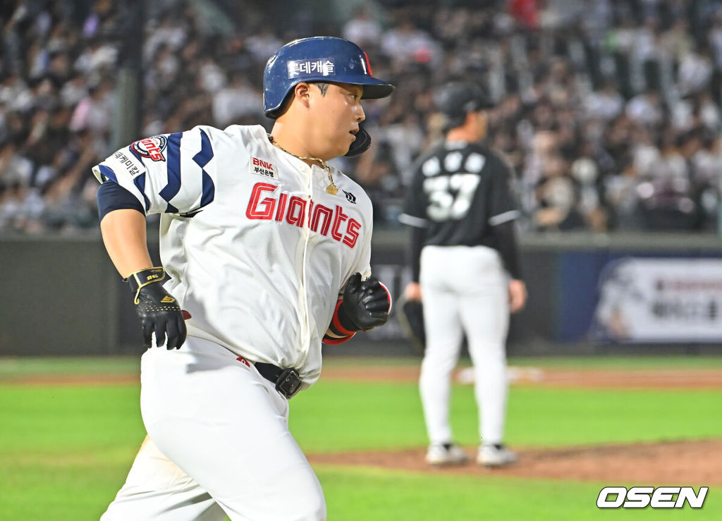 24일 부산 사직야구장에서 2026 신한 SOL KBO 리그 롯데 자이언츠와 KT 위즈의 경기가 열렸다. 홈팀 롯데는 나균안이, 방문팀 KT는 로건이 선발 출전했다.롯데 자이언츠 한동희가 7회말 2사 3루 좌월 2점 홈런을 치고 그라운드를 돌고 있다. 2026.07.24 / foto0307@osen.co.kr