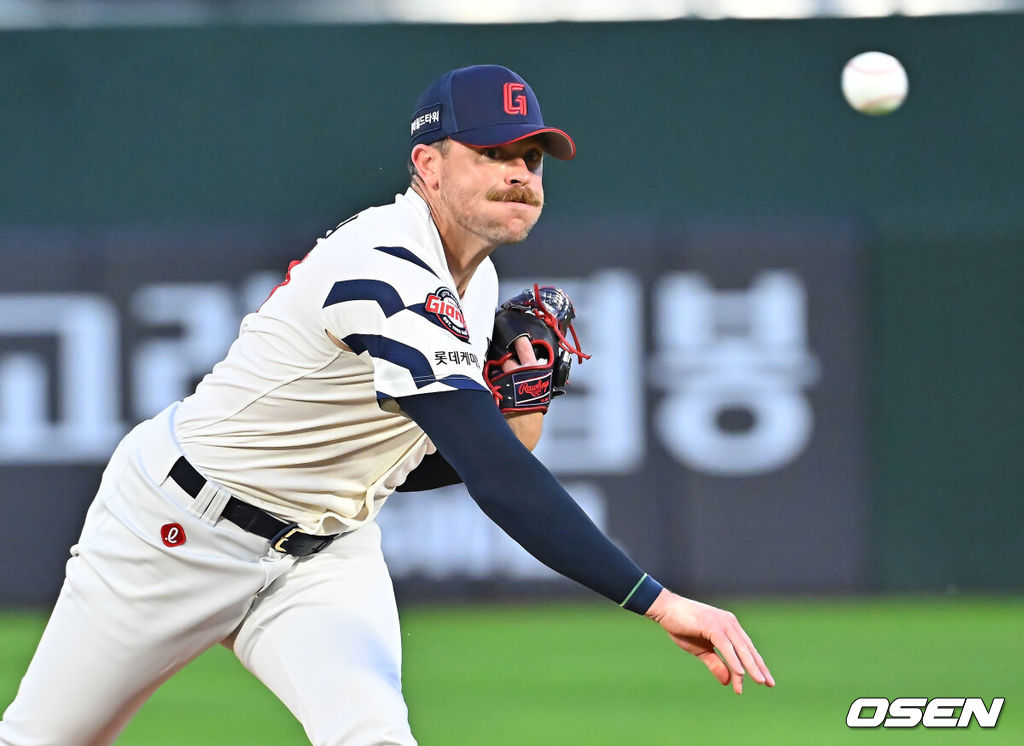 18일 부산 사직야구장에서 2026 신한 SOL KBO 리그 롯데 자이언츠와 키움 히어로즈의 경기가 열렸다. 홈팀 롯데는 비슬리가, 방문팀 키움은 전준표가 선발 출전했다.롯데 자이언츠 선발 투수 비슬리가 역투하고 있다. 2026.08.18 / foto0307@osen.co.kr
