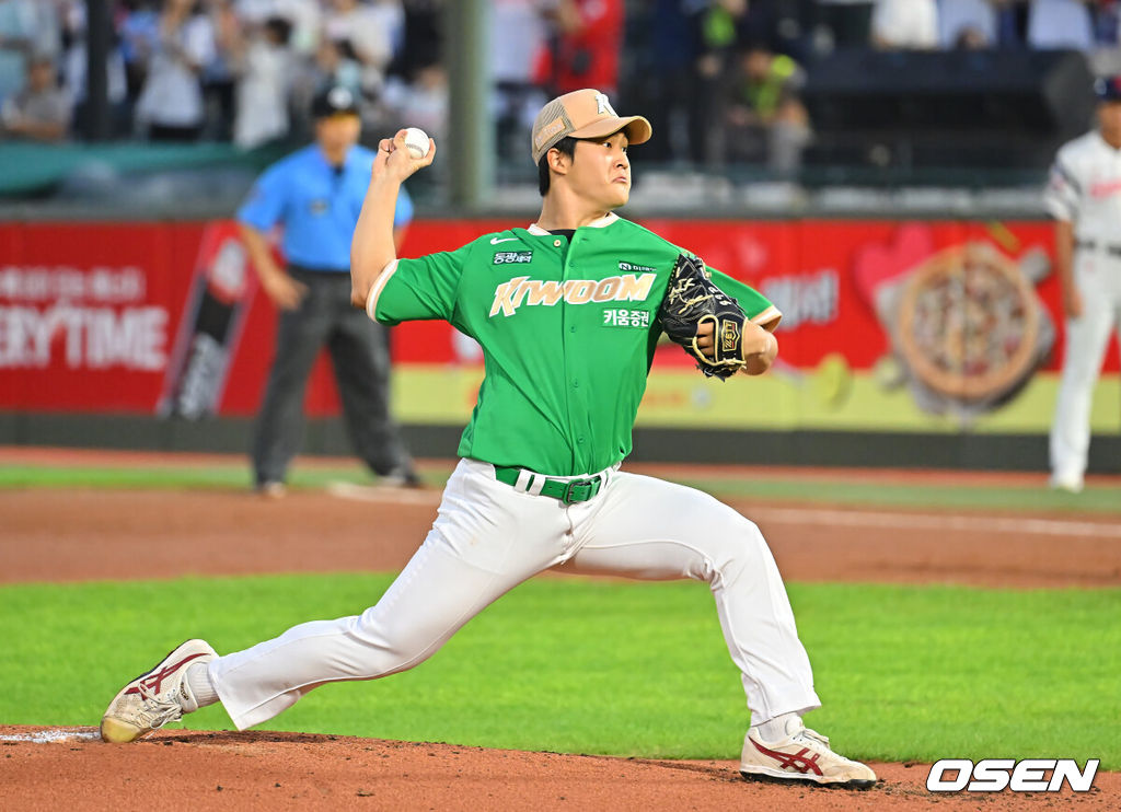 18일 부산 사직야구장에서 2026 신한 SOL KBO 리그 롯데 자이언츠와 키움 히어로즈의 경기가 열렸다. 홈팀 롯데는 비슬리가, 방문팀 키움은 전준표가 선발 출전했다.키움 히어로즈 선발 투수 전준표가 역투하고 있다. 2026.08.18 / foto0307@osen.co.kr