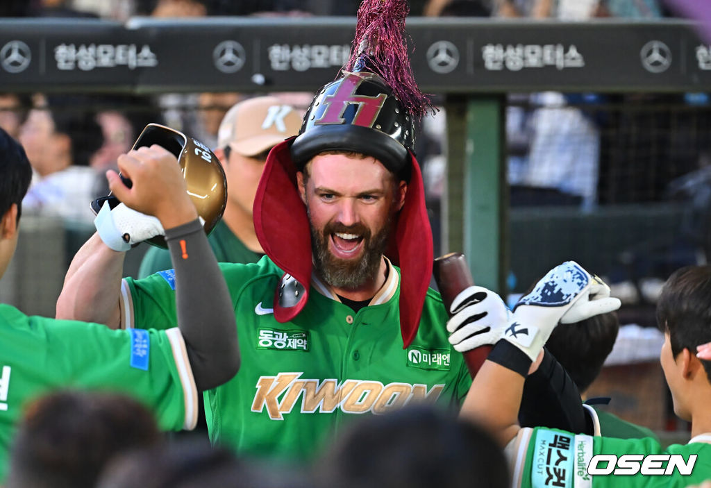18일 부산 사직야구장에서 2026 신한 SOL KBO 리그 롯데 자이언츠와 키움 히어로즈의 경기가 열렸다. 홈팀 롯데는 비슬리가, 방문팀 키움은 전준표가 선발 출전했다.키움 히어로즈 데이비슨이 1회초 1사 1루 좌중월 2점 홈런을 치고 하이파이브를 하고 있다. 2026.08.18 / foto0307@osen.co.kr