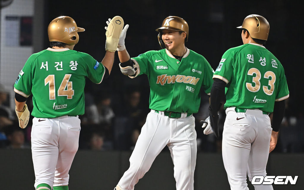 18일 부산 사직야구장에서 2026 신한 SOL KBO 리그 롯데 자이언츠와 키움 히어로즈의 경기가 열렸다. 홈팀 롯데는 비슬리가, 방문팀 키움은 전준표가 선발 출전했다.키움 히어로즈 추재현이 2회초 1사 1,2루 우중월 3점 홈런을 치고 하이파이브를 하고 있다. 2026.08.18 / foto0307@osen.co.kr
