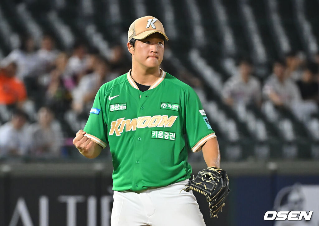 18일 부산 사직야구장에서 2026 신한 SOL KBO 리그 롯데 자이언츠와 키움 히어로즈의 경기가 열렸다. 홈팀 롯데는 비슬리가, 방문팀 키움은 전준표가 선발 출전했다.키움 히어로즈 전준표가 3회말 2사 만루 롯데 자이언츠 한동희를 삼진으로 잡고 주먹을 불끈 쥐고 있다. 2026.08.18 / foto0307@osen.co.kr