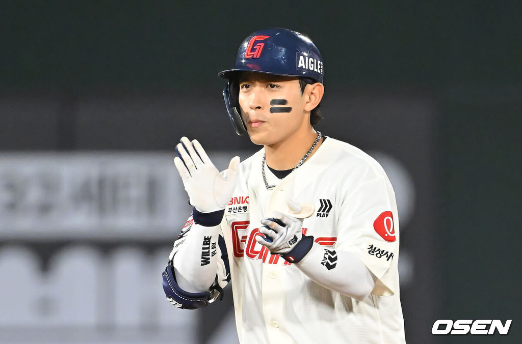 18일 부산 사직야구장에서 2026 신한 SOL KBO 리그 롯데 자이언츠와 키움 히어로즈의 경기가 열렸다. 홈팀 롯데는 비슬리가, 방문팀 키움은 전준표가 선발 출전했다.롯데 자이언츠 황성빈이 7회말 무사 만루 우익수 앞 2타점 2루타를 치고 기뻐하고 있다. 2026.08.18 / foto0307@osen.co.kr