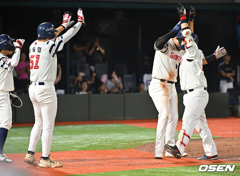 18일 부산 사직야구장에서 2026 신한 SOL KBO 리그 롯데 자이언츠와 키움 히어로즈의 경기가 열렸다. 홈팀 롯데는 비슬리가, 방문팀 키움은 전준표가 선발 출전했다.롯데 자이언츠 한동희가 7회말 무사 만루 좌중월 만루 홈런을 치고 하이파이브를 하고 있다. 2026.08.18 / foto0307@osen.co.kr