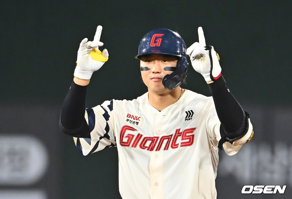 18일 부산 사직야구장에서 2026 신한 SOL KBO 리그 롯데 자이언츠와 키움 히어로즈의 경기가 열렸다. 홈팀 롯데는 비슬리가, 방문팀 키움은 전준표가 선발 출전했다.롯데 자이언츠 손성빈이 7회말 2사 1,2루 좌중간 2타점 2루타를 치고 세리머니를 하고 있다. 2026.08.18 / foto0307@osen.co.kr