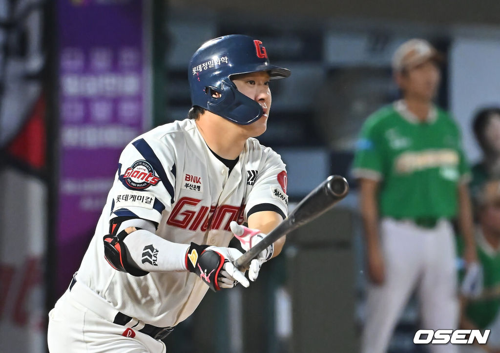 18일 부산 사직야구장에서 2026 신한 SOL KBO 리그 롯데 자이언츠와 키움 히어로즈의 경기가 열렸다. 홈팀 롯데는 비슬리가, 방문팀 키움은 전준표가 선발 출전했다.롯데 자이언츠 나승엽이 7회말 2사 1,3루 우익수 앞 1타점 안타를 치고 있다. 2026.08.18 / foto0307@osen.co.kr
