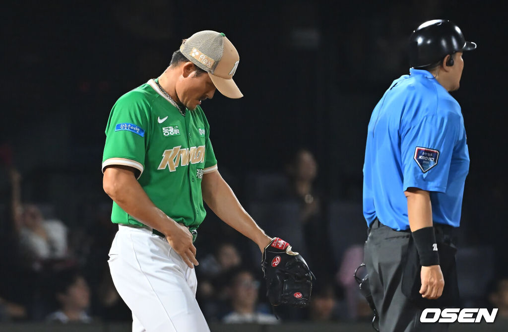 18일 부산 사직야구장에서 2026 신한 SOL KBO 리그 롯데 자이언츠와 키움 히어로즈의 경기가 열렸다. 홈팀 롯데는 비슬리가, 방문팀 키움은 전준표가 선발 출전했다.키움 히어로즈 원종현이 7회말 역전을 허용하고 아쉬워하고 있다. 2026.08.18 / foto0307@osen.co.kr