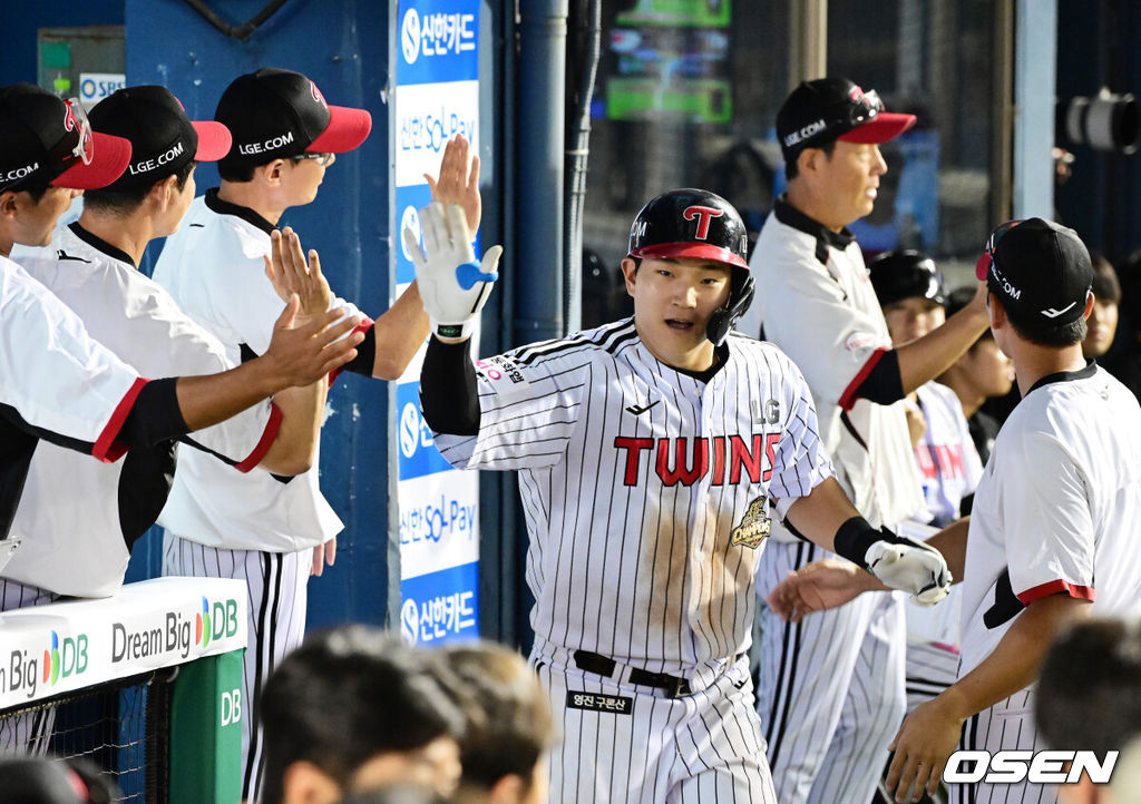 18일 서울 잠실야구장에서 2026 신한 SOL KBO리그 LG 트윈스와 KT 위즈의 경기가 열렸다.LG는 임찬규, KT는 소형준을 선발로 내세웠다.5회말 1사 만루에서 LG 문정빈이 만루 홈런을 날리며 기뻐하고 있다. 2026.08.18 / jpnews@osen.co.kr