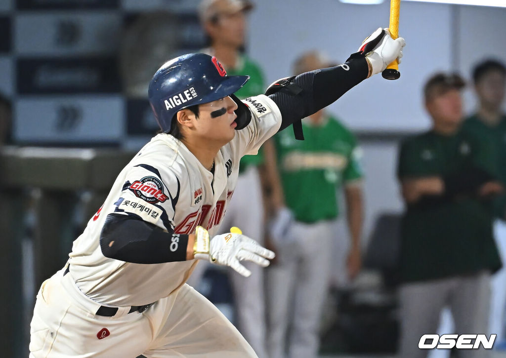 18일 부산 사직야구장에서 2026 신한 SOL KBO 리그 롯데 자이언츠와 키움 히어로즈의 경기가 열렸다. 홈팀 롯데는 비슬리가, 방문팀 키움은 전준표가 선발 출전했다.롯데 자이언츠 손성빈이 7회말 2사 1,2루 좌중간 2타점 2루타를 치고 있다. 2026.08.18 / foto0307@osen.co.kr