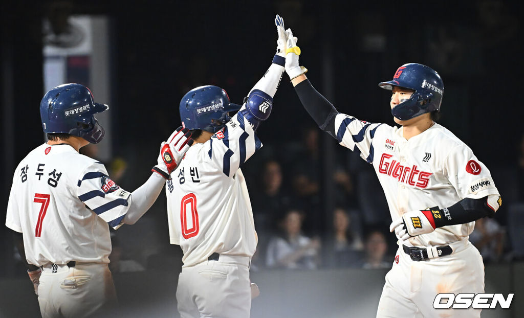 18일 부산 사직야구장에서 2026 신한 SOL KBO 리그 롯데 자이언츠와 키움 히어로즈의 경기가 열렸다. 홈팀 롯데는 비슬리가, 방문팀 키움은 전준표가 선발 출전했다.롯데 자이언츠 손성빈이 8회말 1사 2루 좌월 2점 홈런을 치고 하이파이브를 하고 있다. 2026.08.18 / foto0307@osen.co.kr