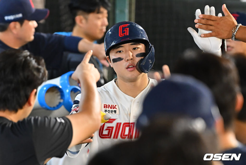 18일 부산 사직야구장에서 2026 신한 SOL KBO 리그 롯데 자이언츠와 키움 히어로즈의 경기가 열렸다. 홈팀 롯데는 비슬리가, 방문팀 키움은 전준표가 선발 출전했다.롯데 자이언츠 손성빈이 8회말 1사 2루 좌월 2점 홈런을 치고 하이파이브를 하고 있다. 2026.08.18 / foto0307@osen.co.kr