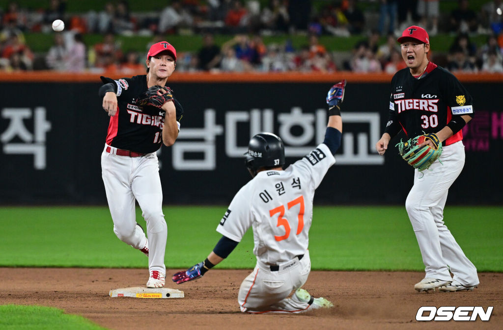 18일 대전한화생명볼파크에서 2026 신한은행 SOL KBO리그 한화 이글스와 KIA 타이거즈의 경기가 열렸다.이날 경기에 한화는 왕옌청을, KIA는 네일을 선발투수로 내세웠다.6회말 1사 1,3루에서 KIA 유격수 정현창이 한화 이도윤 병살타에 더블플레이 수비를 하고 있다. 2026.08.18 /cej@osen.co.kr