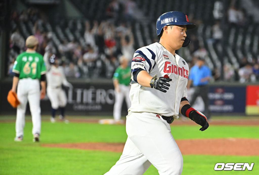 18일 부산 사직야구장에서 2026 신한 SOL KBO 리그 롯데 자이언츠와 키움 히어로즈의 경기가 열렸다. 홈팀 롯데는 비슬리가, 방문팀 키움은 전준표가 선발 출전했다.롯데 자이언츠 한동희가 7회말 무사 만루 좌중월 만루 홈런을 치고 하이파이브를 하고 있다. 2026.08.18 / foto0307@osen.co.kr