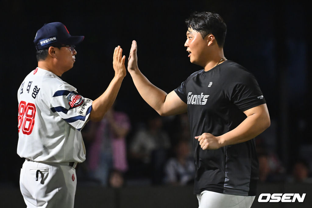 18일 부산 사직야구장에서 2026 신한 SOL KBO 리그 롯데 자이언츠와 키움 히어로즈의 경기가 열렸다. 홈팀 롯데는 비슬리가, 방문팀 키움은 전준표가 선발 출전했다.롯데 자이언츠 한동희가 키움 히어로즈에 15-10으로 짜릿한 역전승을 올린 후 김태형 감독과 기쁨을 나누고 있다. 2026.08.18 / foto0307@osen.co.kr