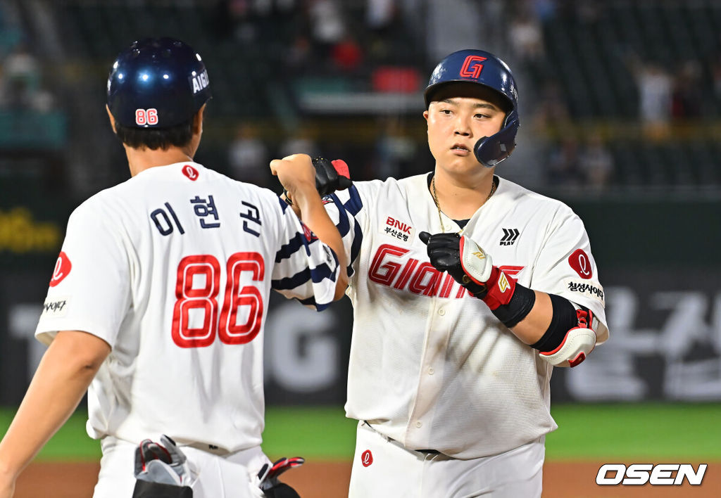 18일 부산 사직야구장에서 2026 신한 SOL KBO 리그 롯데 자이언츠와 키움 히어로즈의 경기가 열렸다. 홈팀 롯데는 비슬리가, 방문팀 키움은 전준표가 선발 출전했다.롯데 자이언츠 한동희가 7회말 2사 2루 중견수 앞 1타점 안타를 치고 하이파이브를 하고 있다. 2026.08.18 / foto0307@osen.co.kr