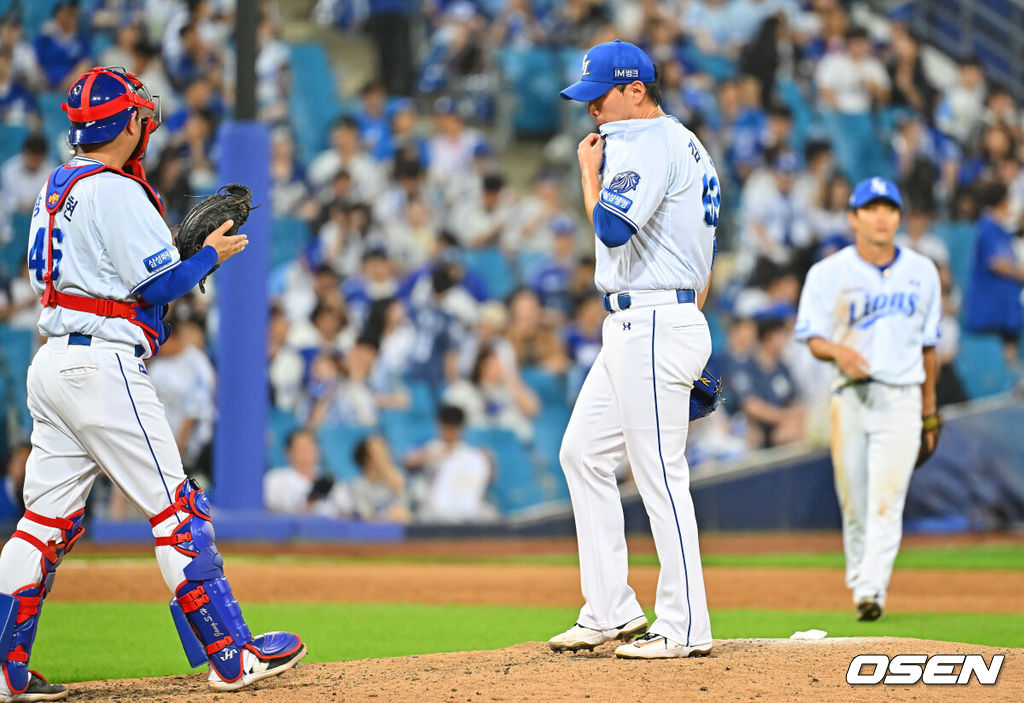 3일 대구삼성라이온즈파크에서 2026 신한 SOL KBO 리그 삼성 라이온즈와 NC 다이노스의 경기가 열렸다. 홈팀 삼성은 최원태가, 방문팀 NC는 김태경이 선발 출전했다. 삼성 라이온즈 김재윤이 연장 10회초 NC 다이노스 김한별에게 1타점 안타를 맞고 교체되고 있다. 2026.06.03 / foto0307@osen.co.kr