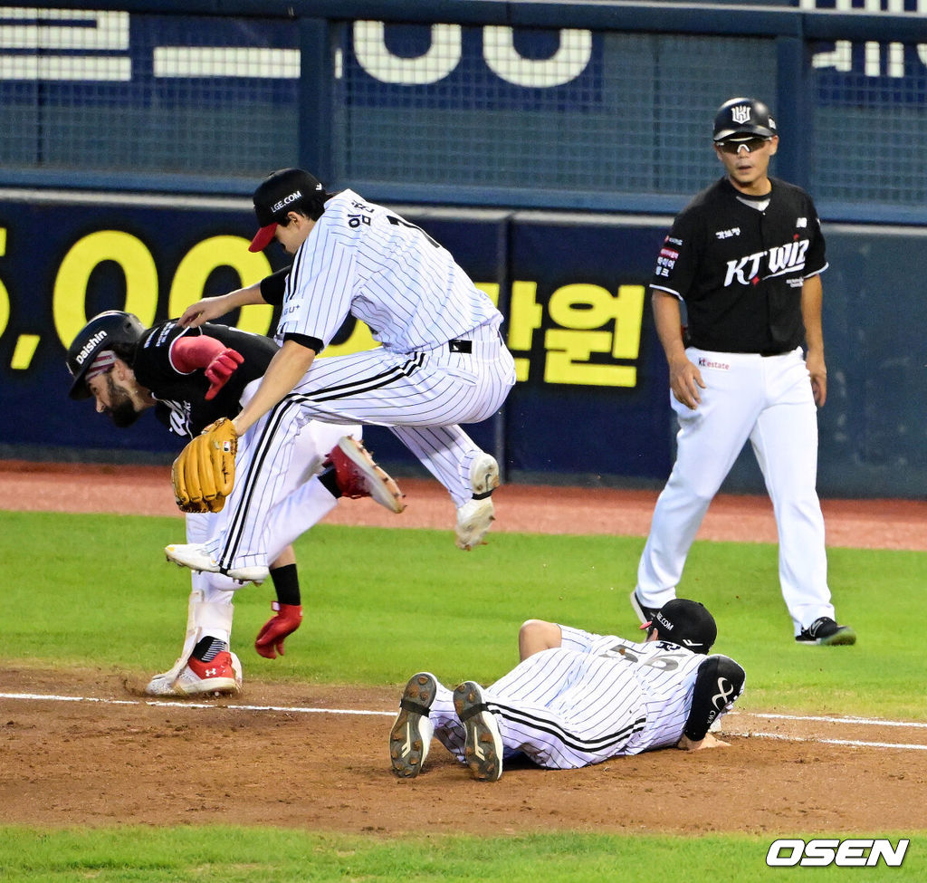 18일 서울 잠실야구장에서 2026 신한 SOL KBO리그 LG 트윈스와 KT 위즈의 경기가 열렸다.LG는 임찬규, KT는 소형준을 선발로 내세웠다.2회초 무사에서 KT 힐리어드가 1루땅볼에 LG 문정빈에 아웃 당하고 있다. 2026.08.18 / jpnews@osen.co.kr