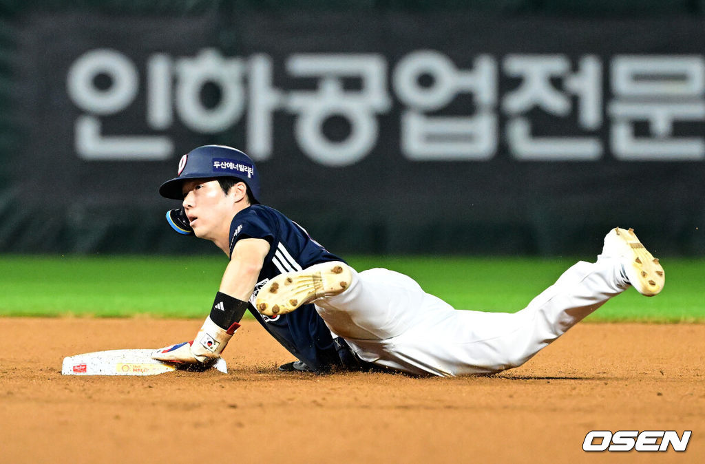 29일 인천SSG랜더스필드에서 2026 신한 SOL KBO리그 SSG 랜더스와 두산 베어스의 경기가 열렸다.SSG은 해치, 두산은 최민석을 선발로 내세웠다.7회초 무사 1,3루에서 두산 조수행이 2루 도루에 성공하고 있다. 2026.07.30 / jpnews@osen.co.kr