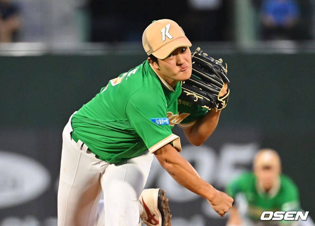 18일 부산 사직야구장에서 2026 신한 SOL KBO 리그 롯데 자이언츠와 키움 히어로즈의 경기가 열렸다. 홈팀 롯데는 비슬리가, 방문팀 키움은 전준표가 선발 출전했다.키움 히어로즈 선발 투수 전준표가 역투하고 있다. 2026.08.18 / foto0307@osen.co.kr