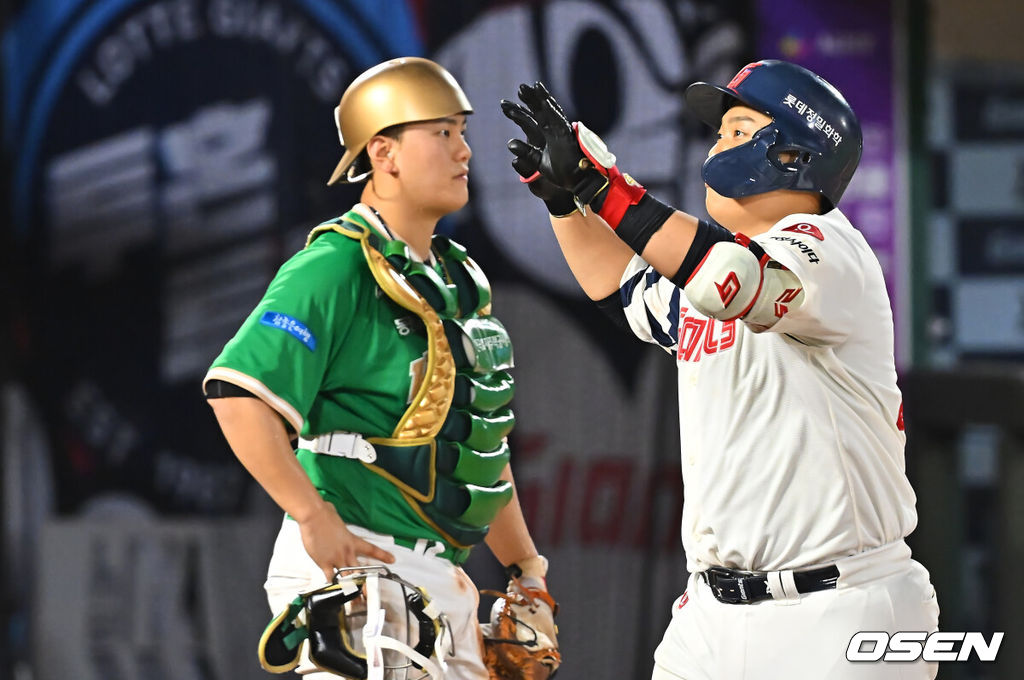 18일 부산 사직야구장에서 2026 신한 SOL KBO 리그 롯데 자이언츠와 키움 히어로즈의 경기가 열렸다. 홈팀 롯데는 비슬리가, 방문팀 키움은 전준표가 선발 출전했다.롯데 자이언츠 한동희가 7회말 무사 만루 좌중월 만루 홈런을 치고 하이파이브를 하고 있다. 2026.08.18 / foto0307@osen.co.kr