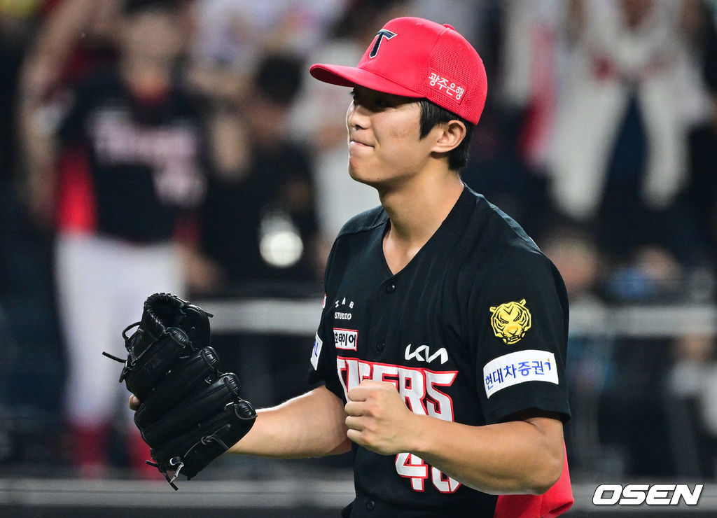 이의리가 승리를 확정지은 뒤 기뻐하고 있다.