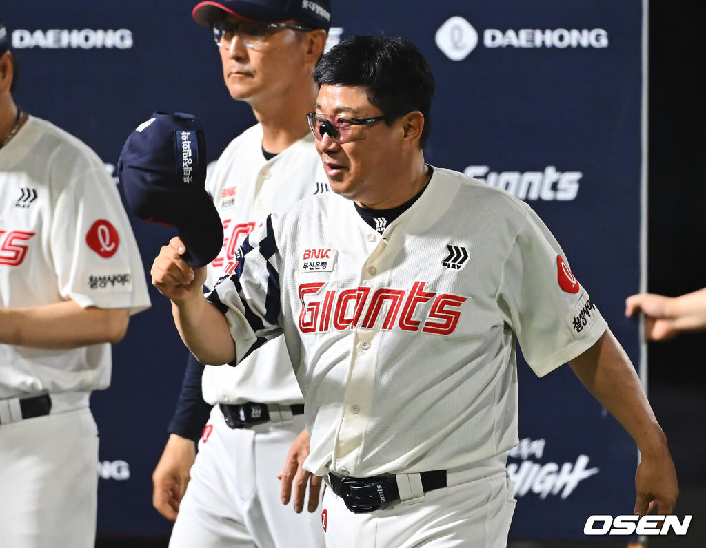 18일 부산 사직야구장에서 2026 신한 SOL KBO 리그 롯데 자이언츠와 키움 히어로즈의 경기가 열렸다. 홈팀 롯데는 비슬리가, 방문팀 키움은 전준표가 선발 출전했다.롯데 자이언츠 김태형 감독이 키움 히어로즈에 15-10으로 짜릿한 역전승을 올린 후 팬들에게 감사 인사를 하고 있다. 2026.08.18 / foto0307@osen.co.kr