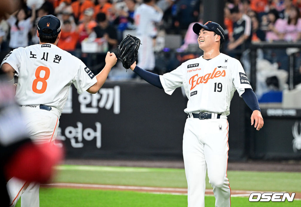18일 대전한화생명볼파크에서 2026 신한은행 SOL KBO리그 한화 이글스와 KIA 타이거즈의 경기가 열렸다.이날 경기에 한화는 왕옌청을, KIA는 네일을 선발투수로 내세웠다.1회초 2사 1,2루에서 한화 노시환이 KIA 나성범의 땅볼에 호수비로 위기를 지우자 왕옌청이 기뻐하고 있다. 2026.08.18 /cej@osen.co.kr
