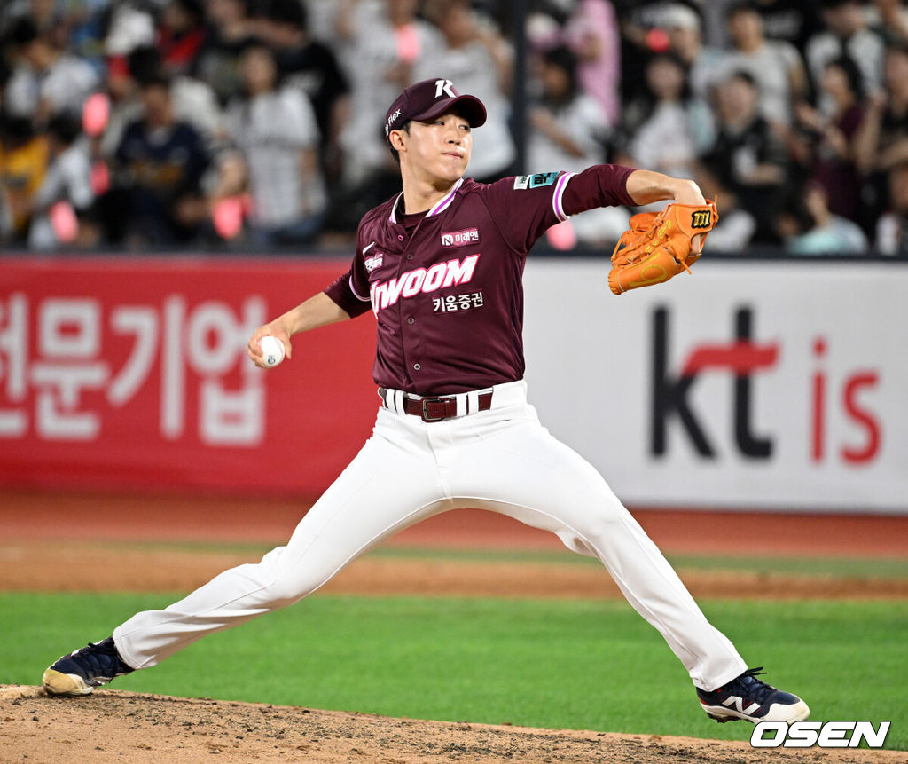 16일 수원 KT위즈파크에서 ‘2026 신한 SOL Bank KBO리그’ KT 위즈와 키움 히어로즈의 경기가 열렸다.KT는 로건, 키움은 김윤하를 선발로 내세웠다.7회말 키움 배동현이 역투하고 있다. 2026.08.16 /sunday@osen.co.kr