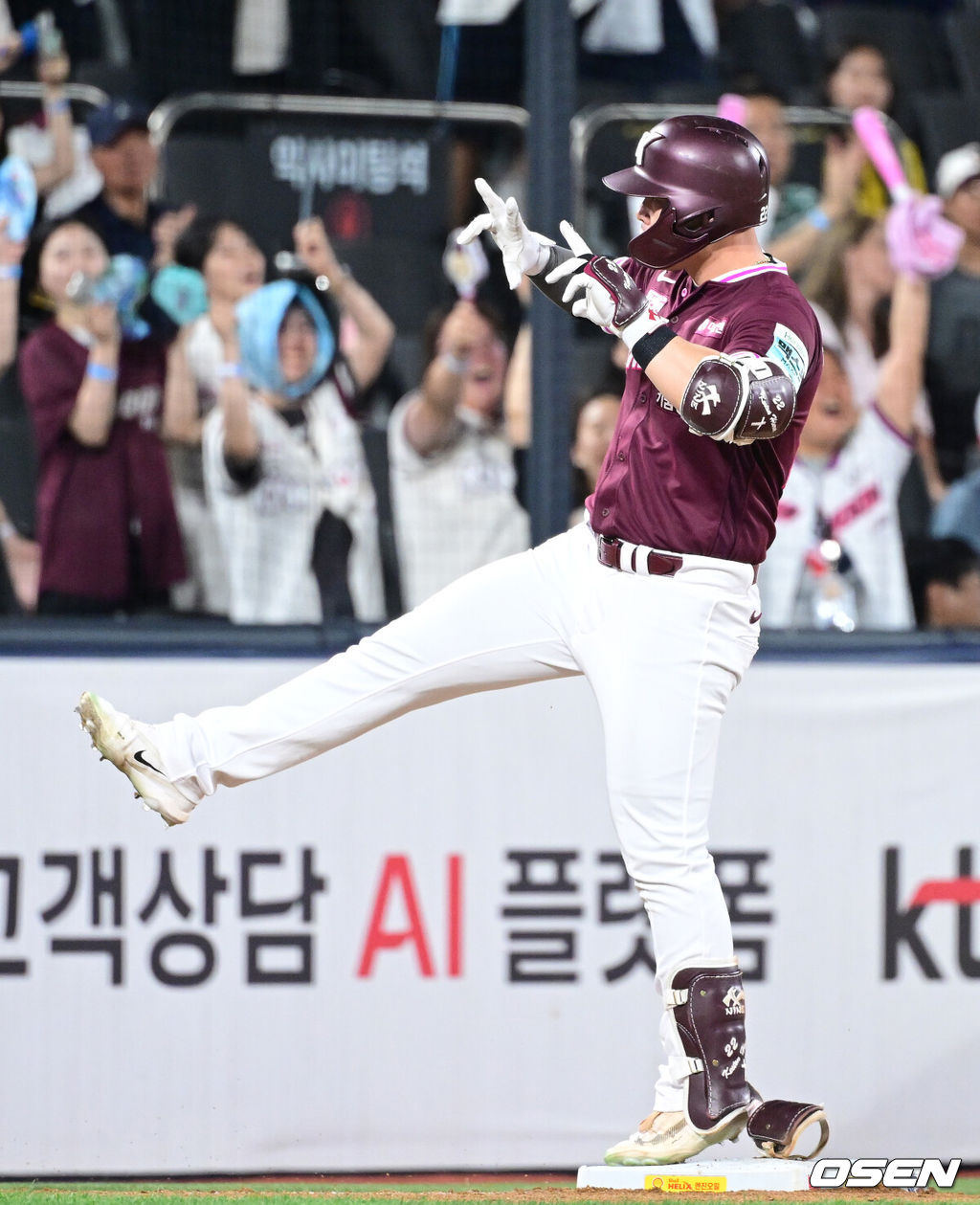 14일 수원 KT위즈파크에서 ‘2026 신한 SOL Bank KBO리그’ KT 위즈와 키움 히어로즈의 경기가 열렸다.홈팀 KT는 고영표, 방문팀 키움은 박준현을 선발로 내세웠다.6회초 1사 주자없는 상황 키움 히우라가 3루타를 날리고 3루에 안착해 기뻐하고 있다. 2026.08.14 / dreamer@osen.co.kr