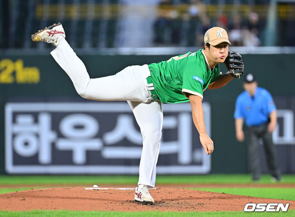 18일 부산 사직야구장에서 2026 신한 SOL KBO 리그 롯데 자이언츠와 키움 히어로즈의 경기가 열렸다. 홈팀 롯데는 비슬리가, 방문팀 키움은 전준표가 선발 출전했다.키움 히어로즈 선발 투수 전준표가 역투하고 있다. 2026.08.18 / foto0307@osen.co.kr